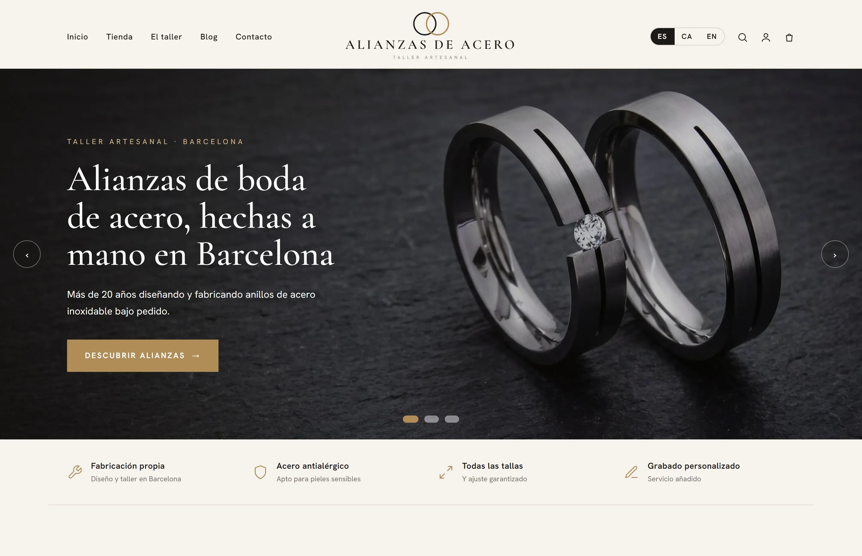 Portada de la web de Alianzas de Acero: «Alianzas de boda de acero, hechas a mano en Barcelona», sobre una pareja de alianzas.
